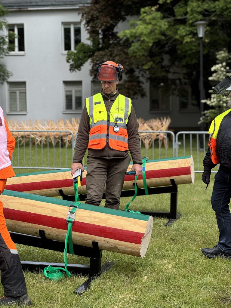 Na zdjęciu widzimy sędziego, który przygotowuje się do konkurencji technicznej - przerzynki kombinowanej.